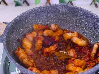 五花肉烧土豆,;再加入生抽 料酒 蚝油 翻炒均匀