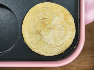 复刻街头美食~网厨第一个肉蛋堡,中火煎烤一会,坐等美味的肉蛋堡出锅吧。