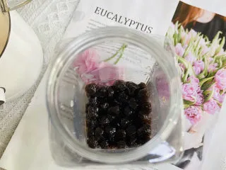 在家也能做出巨好喝的珍珠奶茶,利用煮奶茶的时间，将黑糖珍珠煮熟，放入杯子中