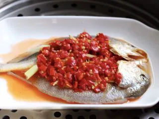 清蒸剁椒黄花鱼,蒸锅里倒入适量清水大火烧开后、把黄花鱼放到蒸锅里 