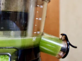 三色冰水果汁,榨汁机清洗干净，等到橙汁完全冻成冰块时，再榨黄瓜汁，榨完再放入冰箱速冻6小时