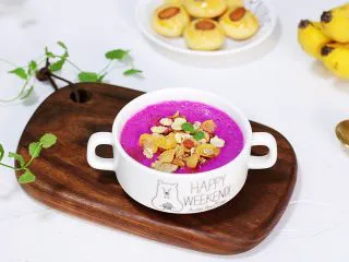 火龙果香蕉奶昔,下午茶的话可以搭配些小饼干一起食用,营养美味,顺滑香甜!