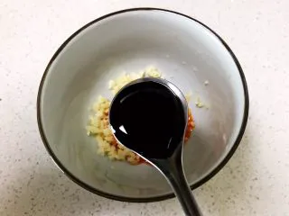 瓜丝肉末拌凉皮,加入2小勺生抽