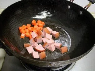 西兰花火腿果仁丁,放入火腿丁