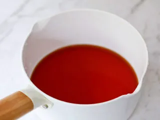 茶冻撞珍珠奶茶,将茶包取出扔掉，再将茶水倒入奶锅中