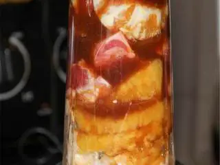 菠萝柑橘冰沙,橙子 和葡萄柚 去皮切好，与菠萝、李子汁、希腊风味酸奶 一起倒进搅拌器里，搅拌均匀。