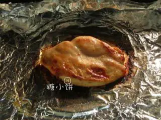 烟熏风味BBQ烤鸡肉披萨,放入烤箱，180摄氏度烤20分钟后调至200度，烤至两面上色。