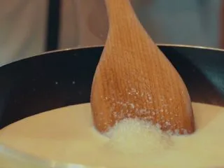 酥皮流心炸牛奶,岭南风味,加入40g糖,份量可以自己感觉,喜欢吃点的多加点糖