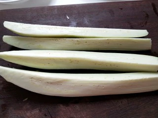 河北宣化特色小吃\卤菜\蒸莜面,茄子切成条在切成块。