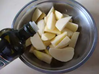 地中海风味烤薯角,倒入适量橄榄油