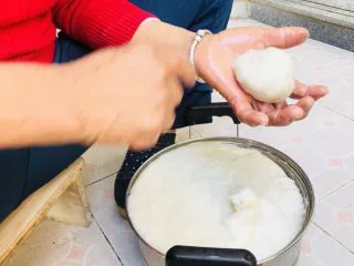 客家小吃:蒜苗粿(葫粄)➕菜头粄,大小差不多这样