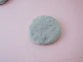 饺子皮紫薯饼,收口朝下轻轻按成饼状