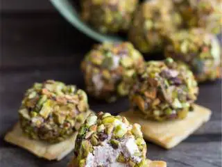 开心果奶酪松露球,同时，将切碎的粗红辣椒粉 和烤开心果 ，加入到一个饭碗里。