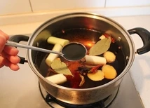 自制香辣卤牛肉,放1大勺的生抽提鲜。