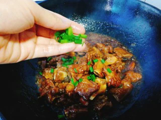 家常菜+红烧排骨,最后加入葱花即可出锅。