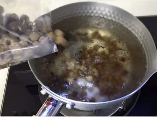 好看又好喝的网红脏脏茶，一定要试试的饮品！,倒入珍珠粉圆，先不要搅拌。