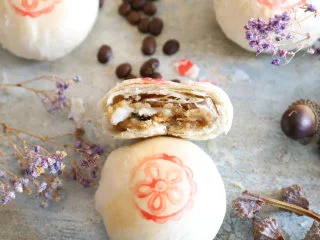 风靡街头的板栗饼不敢吃?那就自制吧,美味又好吃,烤箱175℃,烘烤约30-35分钟。