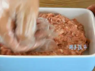 肉饼蒸蛋—从小吃到大的美味,肉馅装入碗中,用手压平。