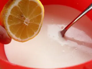 闽台风味茶点心豆沙糯米糍,3．挤入几滴柠檬汁，搅拌均匀。