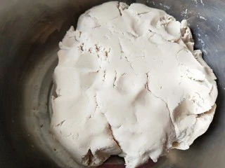 河北宣化特色小吃\卤菜\蒸莜面,趁热合成面团。