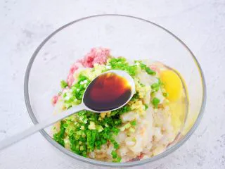 鲜虾猪肉馄饨,加入生抽