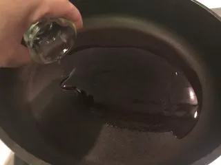 普罗旺斯风味番茄烩大虾,平底锅加橄榄油加热