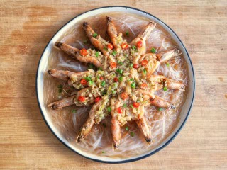 蒜蓉粉丝开背虾,出锅后撒上小葱绿即可。