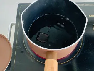 脏脏珍珠奶茶,锅中再次倒入60克的水、40克的黑糖，中小火融化。这里注意，不要用太大的火，防止水分蒸发，糖结晶。