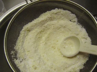 法式甜点马卡龙,如果不易过筛,可以用勺子背碾压混合粉末,使它们更快的通过筛网