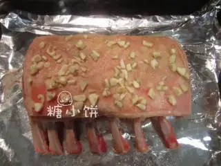 盐焗风味烤羊排,蒜 去皮切碎后加沙姜粉 ，海盐 和汾酒混匀.抹在肉上，边抹边揉搓。抹好后盖上保鲜膜腌制1个小时.