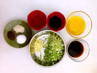 东北风味 蒸千子,准备辅料花椒粉，鸡粉，精盐，料酒，蚝油，大豆油，生抽，姜末，葱花