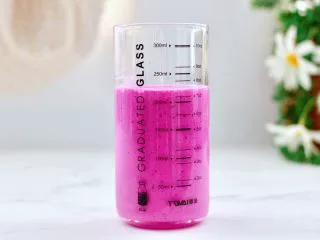 火龙果蔓越莓麦片酸奶昔,杯子里先倒入四分之三。