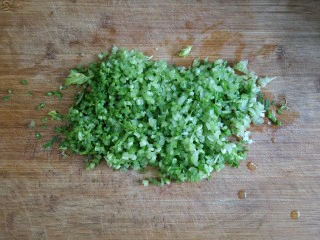抱蛋馄饨——每天叫你的不是梦想，是早餐！,香芹洗净切碎。