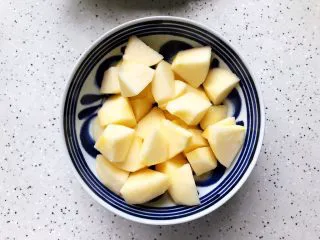 羽衣甘蓝芝麻菜苹果汁,苹果去皮去核,切成小块