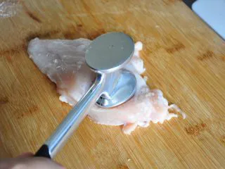 街头小吃自己做---香酥无骨鸡柳,用松肉锤拍松。