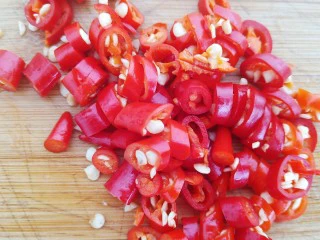 街边小吃麻辣拌,五个小米椒切成圈圈。