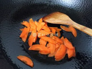 素炒山药 春的山药 清脆又爽口,油锅烧热后，先放胡萝卜片煸炒一下。