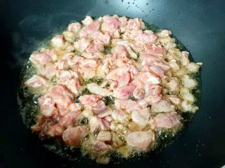 四川+双椒兔,放入兔肉翻炒变色。