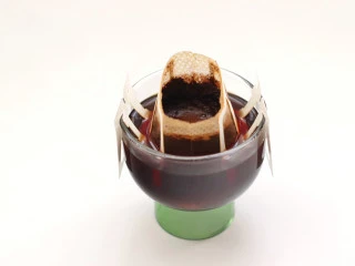 树莓果酱拿铁,挂耳咖啡用开水冲泡后放凉备用。