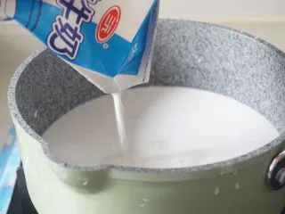 自制香芋西米露超好吃，甩糖水店几条街,6､锅中继续加入牛奶
