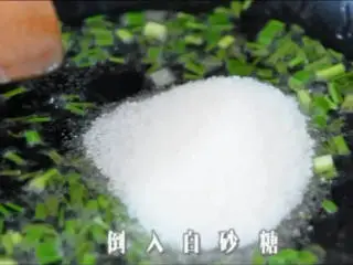 小吃甜点中的霸主，总是让人流连忘返！,倒入白砂糖。