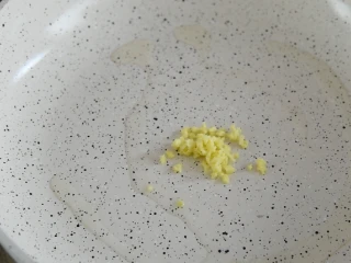 地三鲜的家常做法，超级无敌下饭菜！,油锅倒入少许油，爆香姜末