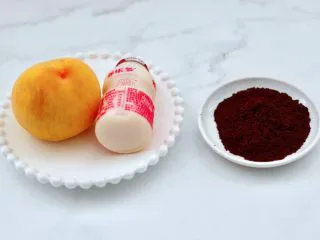 黄桃养乐多冰咖啡,首先备齐所有的食材，养乐多提前放冰箱冷藏一下。