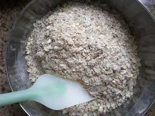 粗粮燕麦饼干,5.加入即食燕麦片。