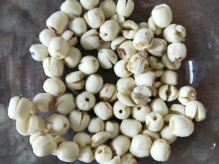 莲子红枣桂圆汤,然后把莲子清洗干净,再去掉莲子心,浸泡2个小时,泡好后沥干水分
