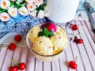 蔓越莓冰激凌,吃的时候用勺子挖出来就可以吃了,入口即化,也可以搭配水果一起吃,我搭配的是火龙果和冰淇淋,一起吃