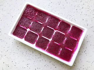 火龙果薄荷气泡水,待火龙果凝固结成冰块之后取出