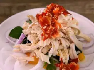 水果入菜，风味绝妙——酸辣芒果鸡丝,淋上酱料，搅拌均匀 