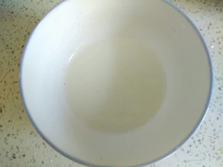 木耳黄瓜烧豆腐,两勺淀粉加适量清水，调匀