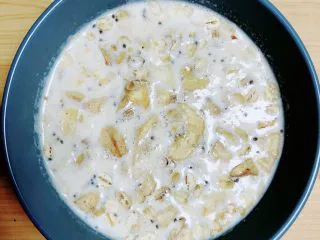 芒果麦片坚果露,放入微波炉中加热2分钟,取出放凉。